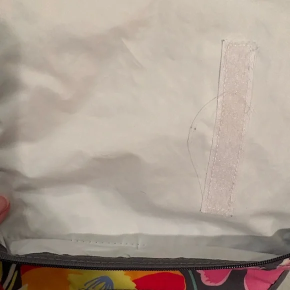 Vera Bradley Quilted Floral lunch box in Jazzy Blooms insulated - Picture 6 of 11